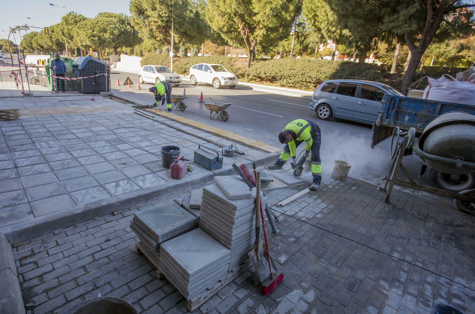 Un operario trabaja en la renovación de una de las nuevas paradas de Emtusa.
