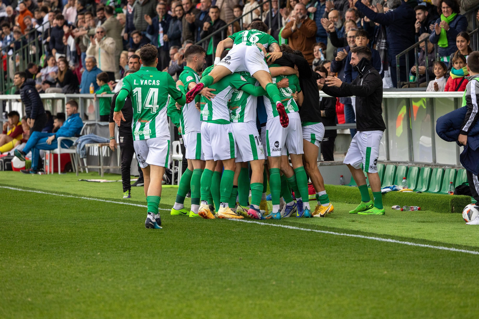 Los jugadores del Sanluqueño celebran el gol de Airam el sábado al Sevilla Atlético.
