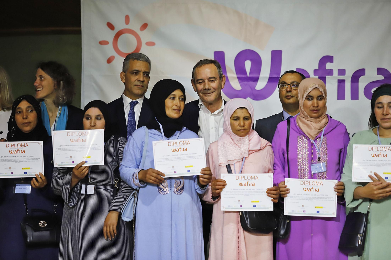 Imágenes de la entrega de los diplomas a las mujeres que han participado en el programa Wafira. Imágenes de la entrega de los diplomas a las mujeres que han participado en el programa Wafira.