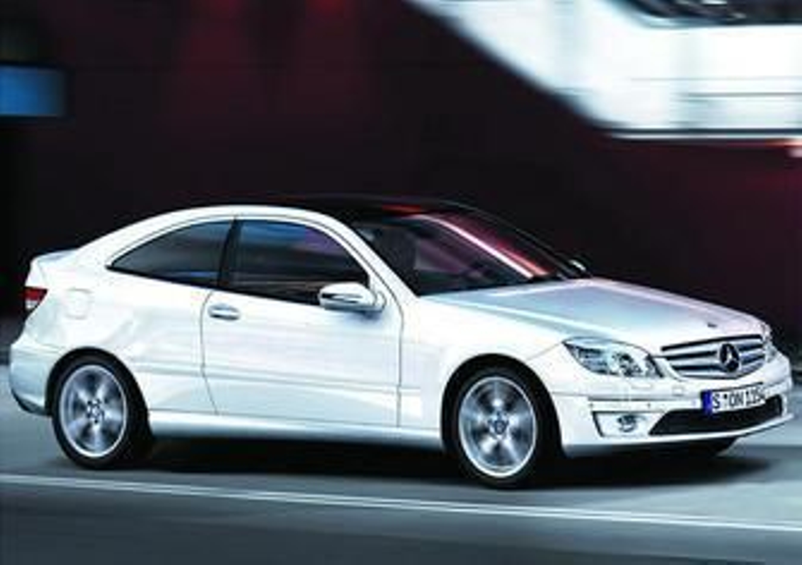 Como elemento exterior destacan las llantas de aleación de 18 pulgadas.