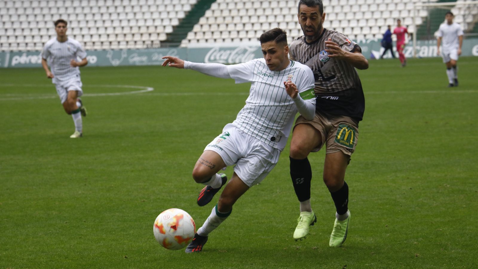 Castillo es presionado por Antonio Pino.