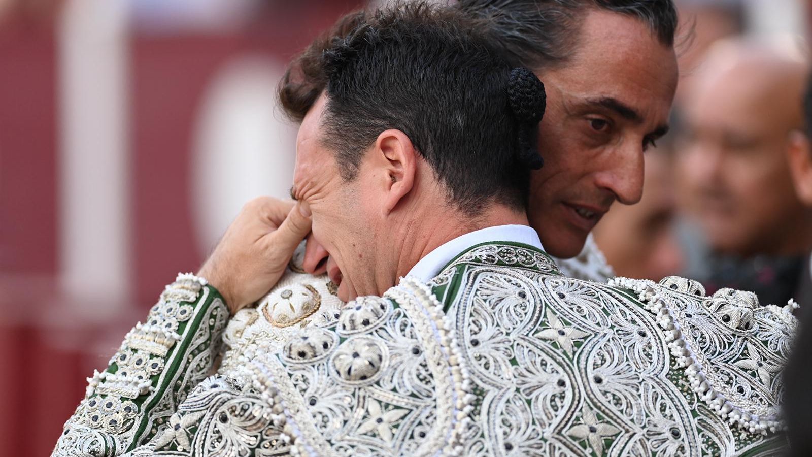 La cuadrilla de Fortes se lamenta ante el percance ocurrido. La cuadrilla de Fortes se lamenta ante el percance ocurrido.
