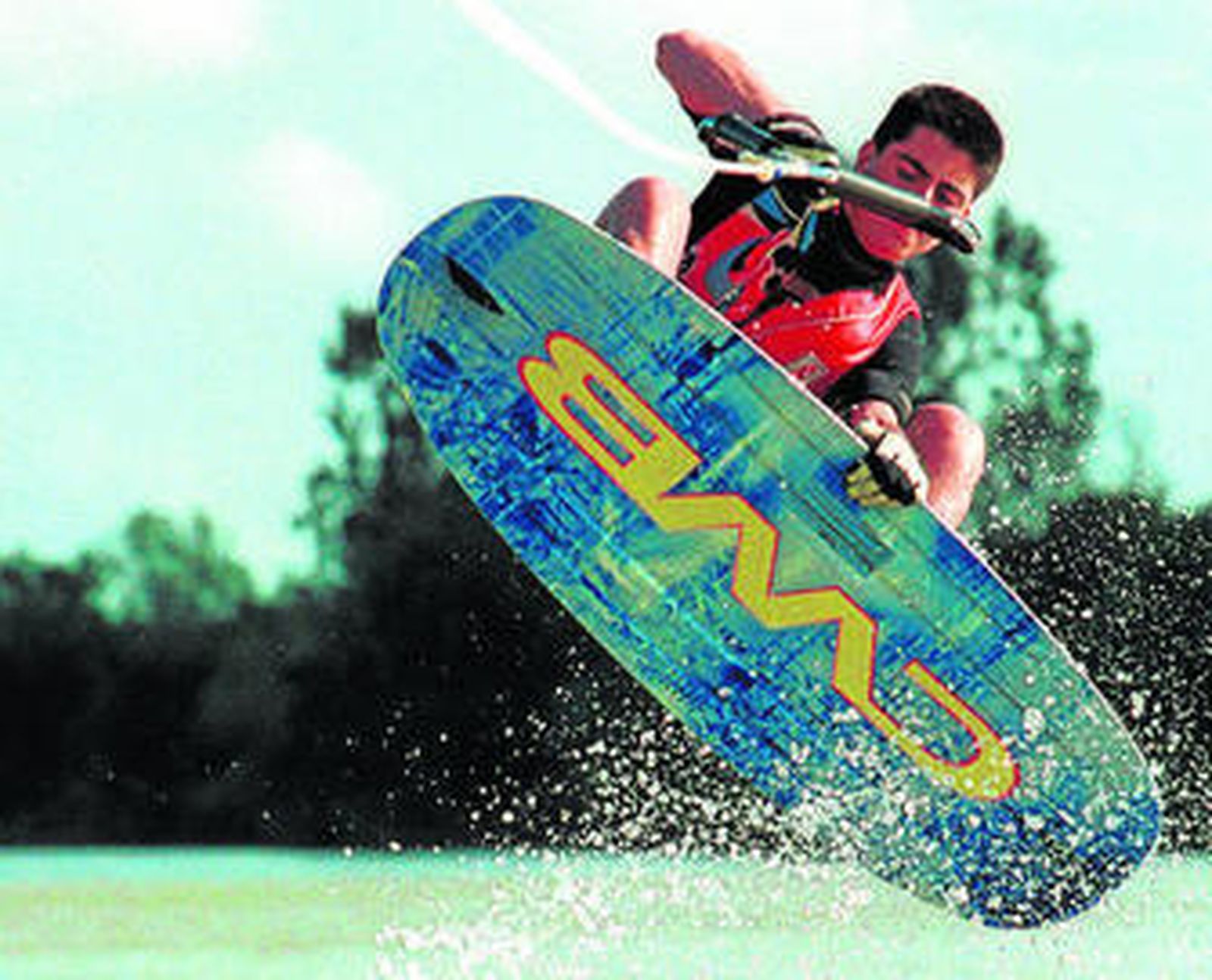Un joven practica esquí náutico en el Guadalquivir.