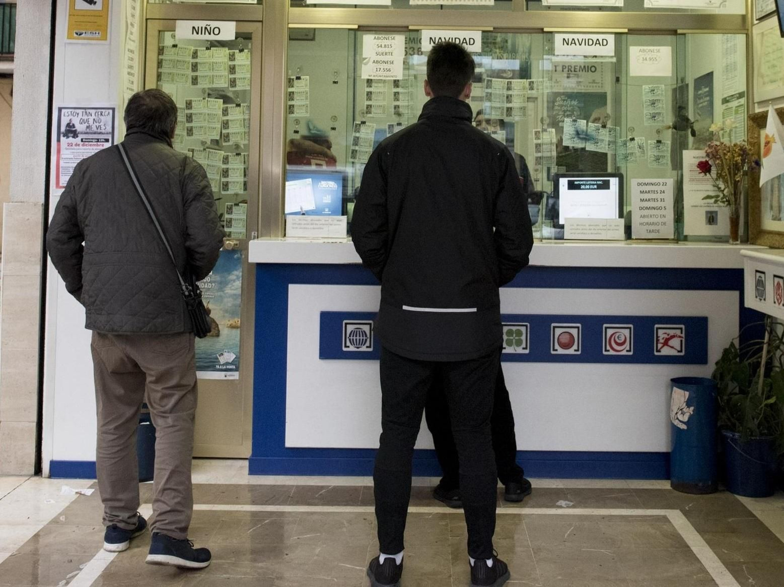 Varias personas en una administración de lotería.