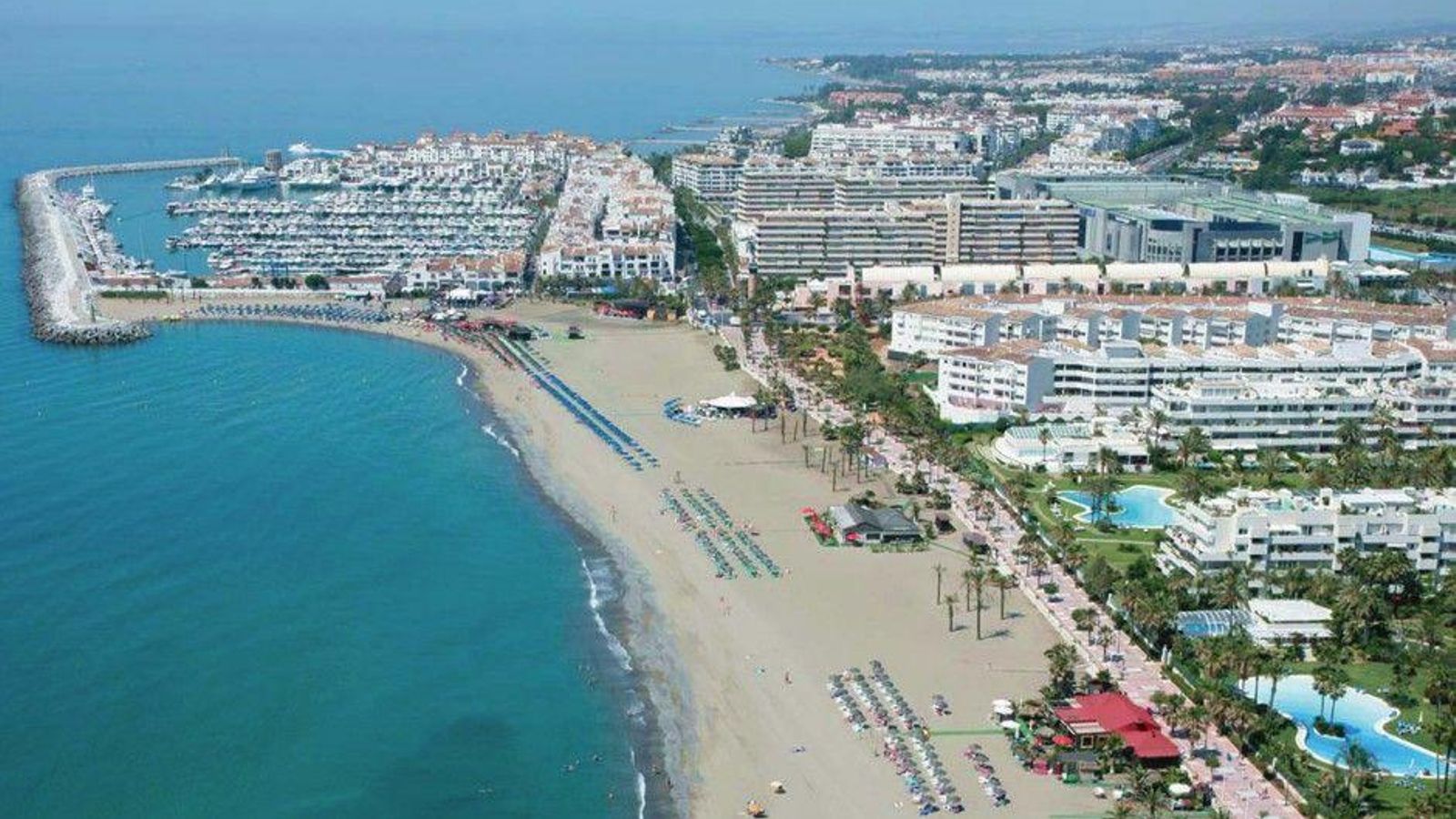 La playa de Puerto Banús supone una zona muy coqueta dedicada al lucimiento de palmito. La playa de Puerto Banús supone una zona muy coqueta dedicada al lucimiento de palmito.