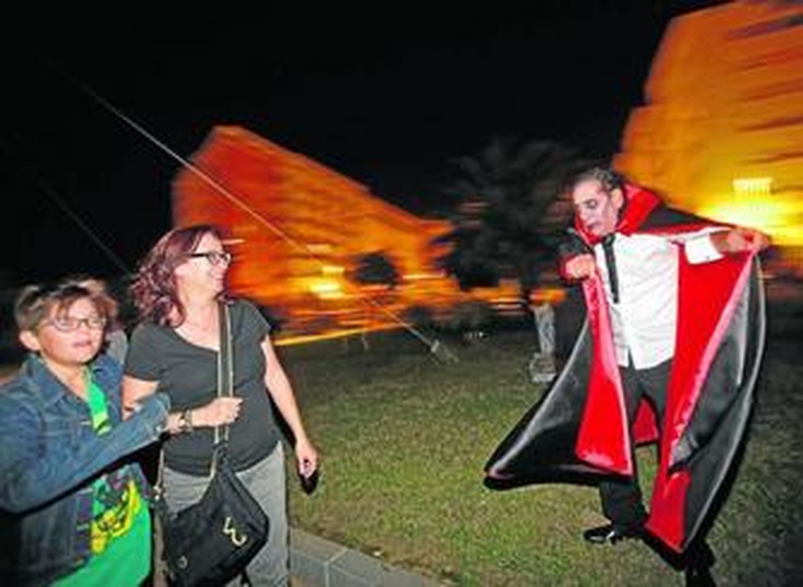 Una mujer y un niño se divierten ante la aparición del conde Drácula.