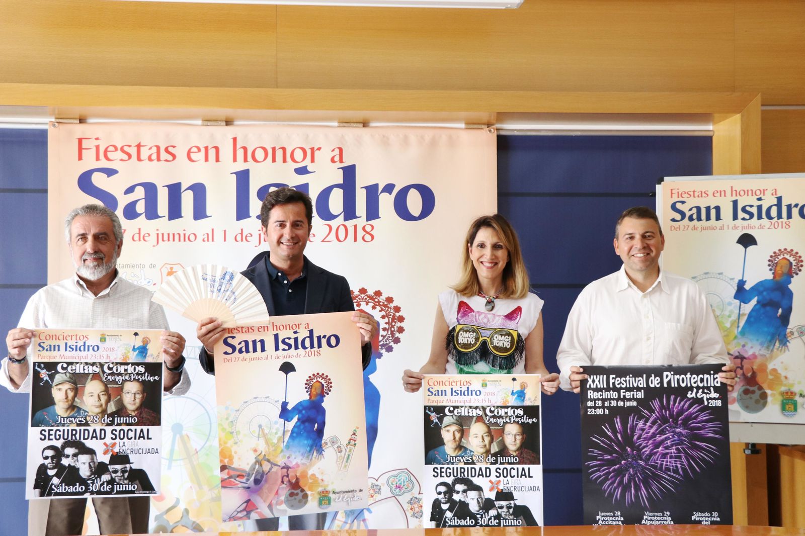 Juan Andrés Cano, Francisco Góngora, Julia Ibáñez y Marco Muñoz posan con los carteles anunciadores de los festejos.