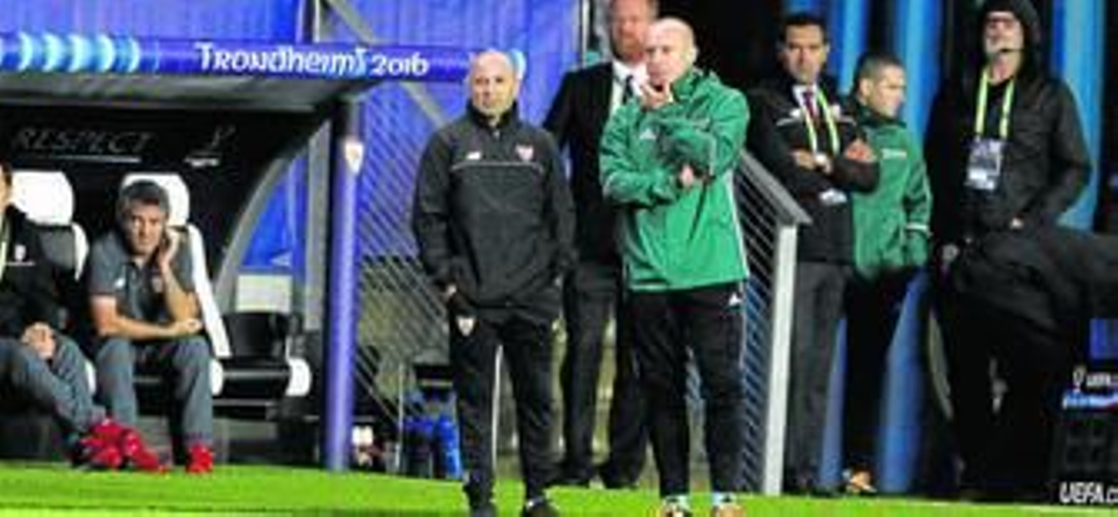 Jorge Sampaoli, con las manos en los bolsillos, observa el juego junto al cuarto árbitro. Jorge Sampaoli, con las manos en los bolsillos, observa el juego junto al cuarto árbitro.