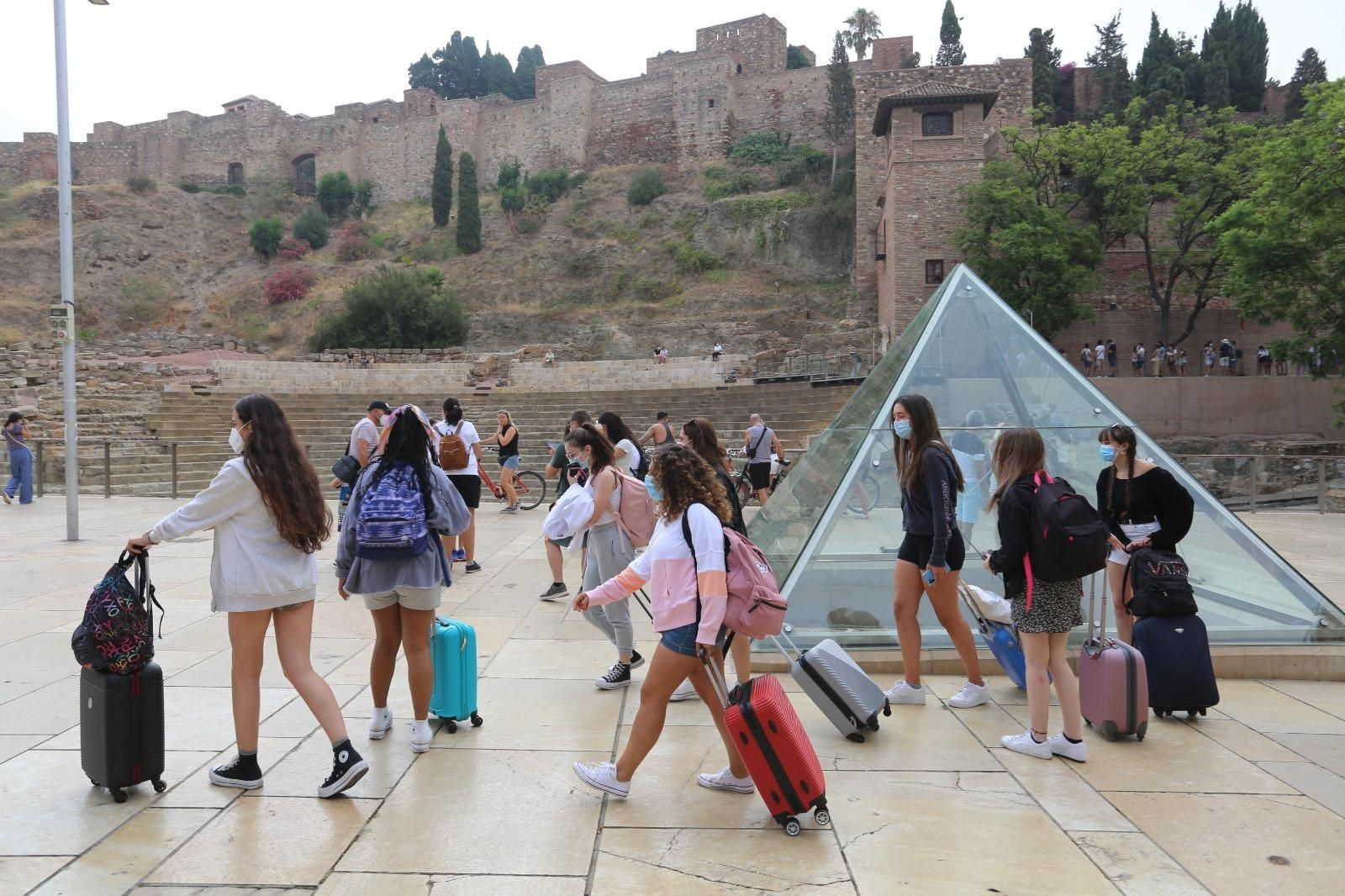 Turistas con la Alcazaba al fondo