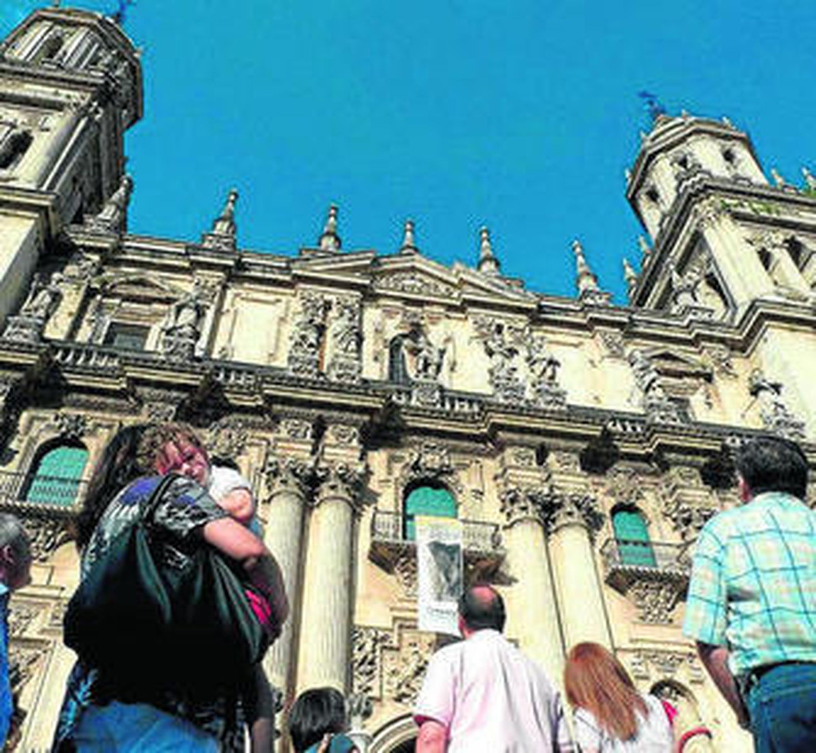 Turistas miran la fachada de la Catedral de Jaén.