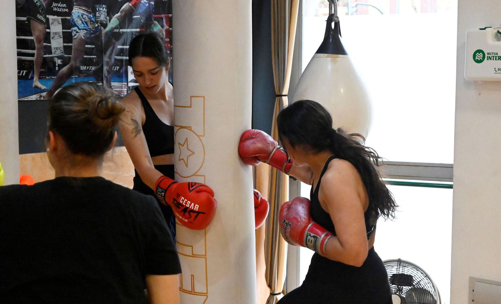 La masterclass de boxeo de Rafa Lozano Jr a medio centenar de mujeres de Córdoba, en imágenes