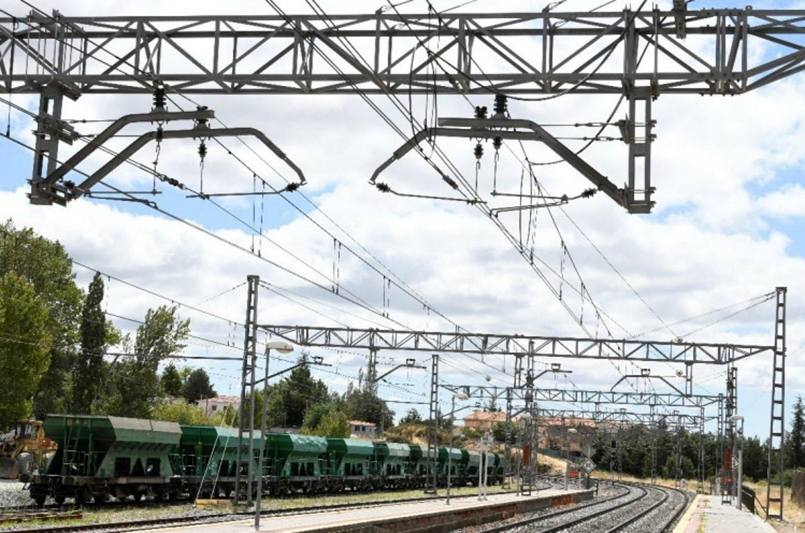 Catenaria sobre la vía de un tren.