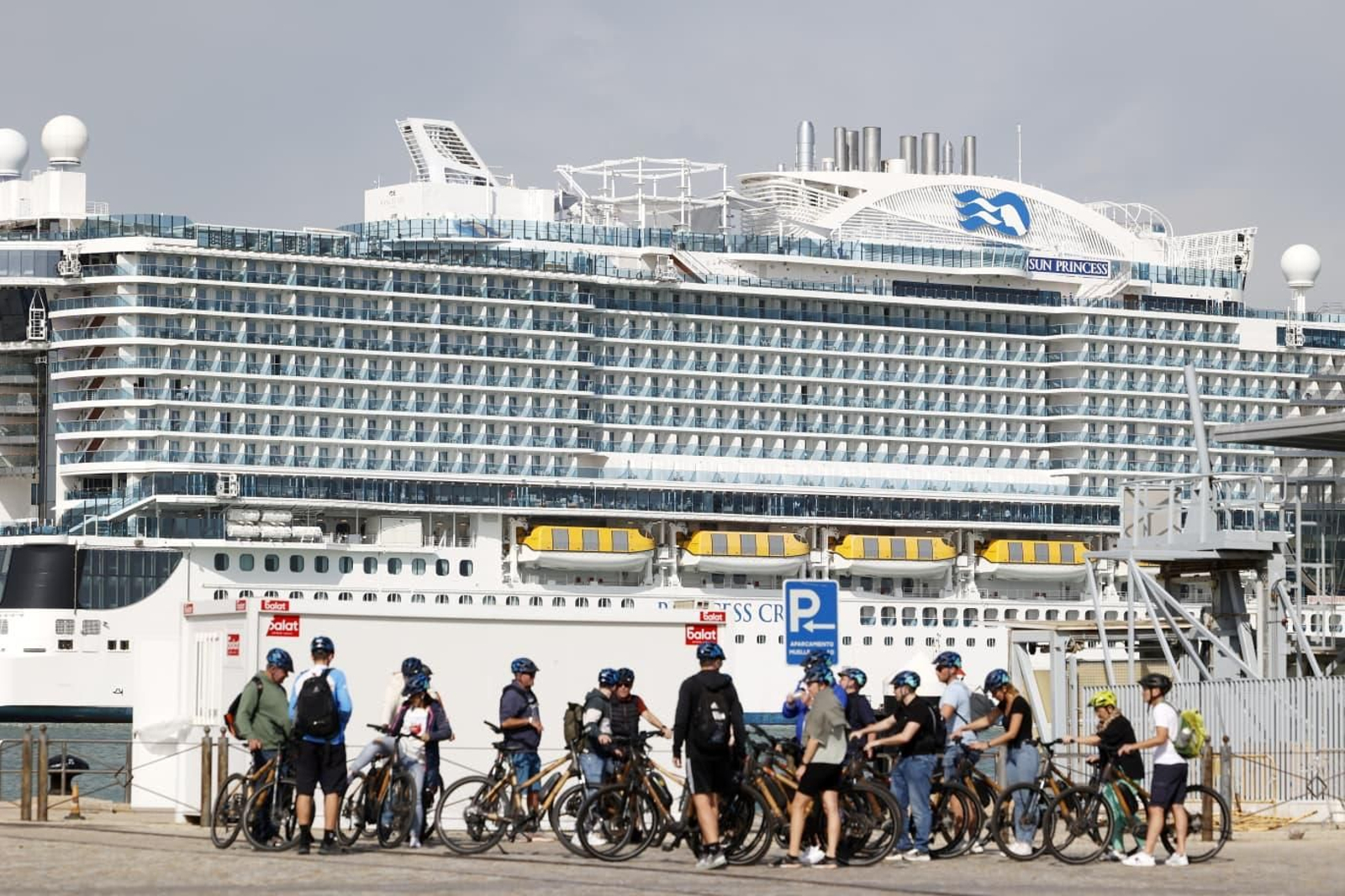 Un grupo de cruceristas prefirieron recorrerse la capital en bicicleta aprovechando el carril especial para este tipo de vehículos que circunvala toda la ciudad