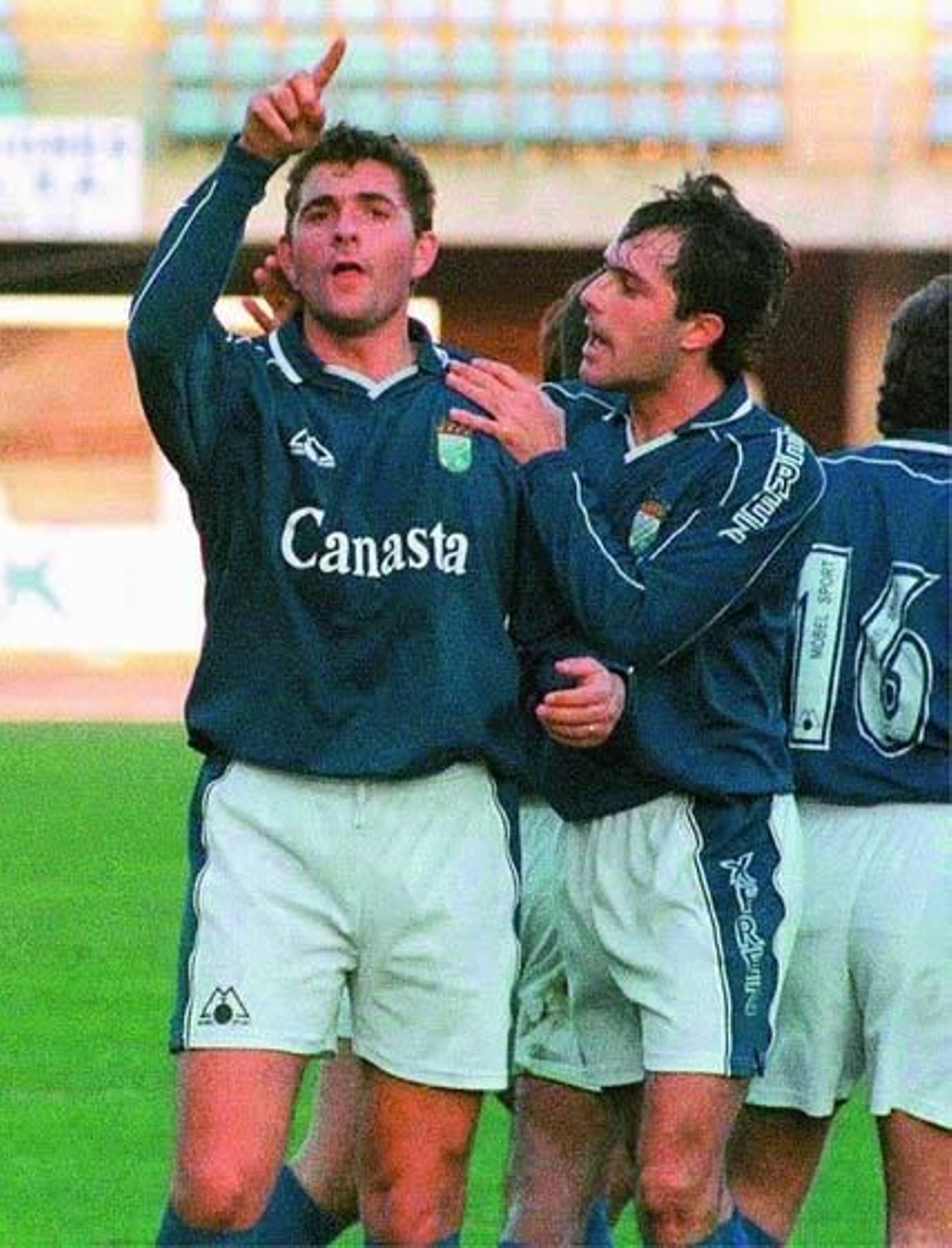 Gallego de nacimiento, antes de llegar al Xerez se formó en las filas del Deportivo de la Coruña, con el que debutó en Primera con sólo 21 años, en la 95-96