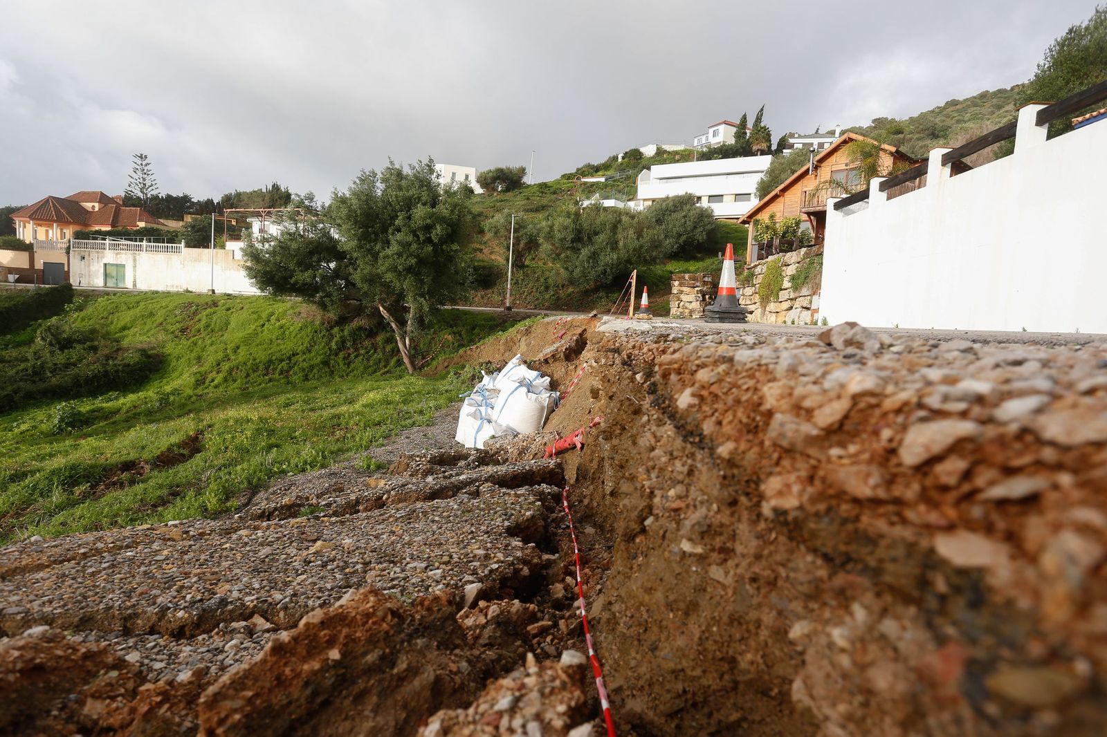 Las fotografías de los desprendimientos en varias calles de la urbanización El Faro, en Algeciras