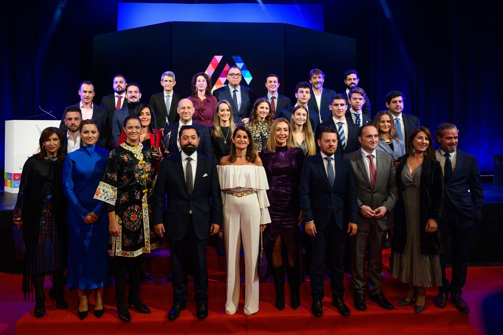 Foto de familia de los premiados con las autoridades
