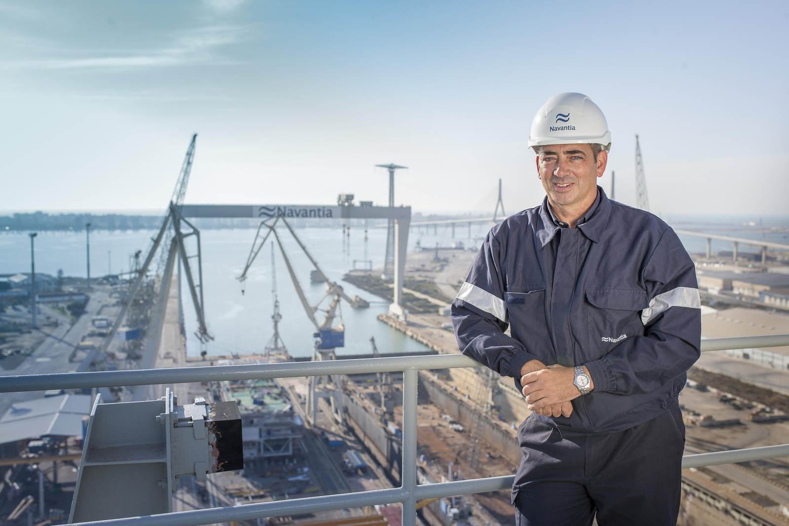 Pablo López, en una de las grúas pórtico del astillero de Puerto Real, en una imagen de archivo.