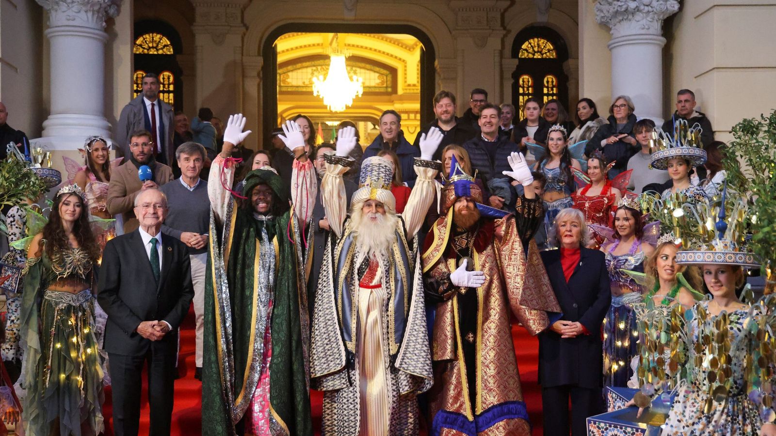 Sus Majestades de Oriente saludan en la Casona del Parque.