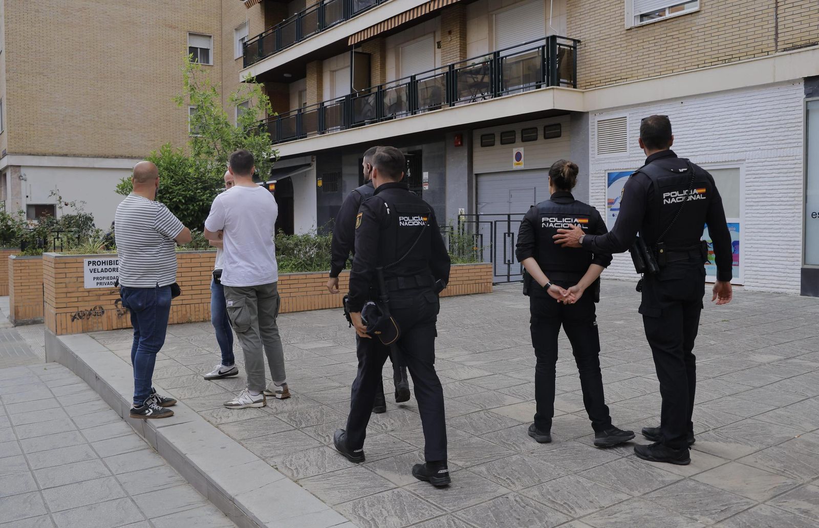 Policías nacionales, el pasado jueves en una intervención en Los Remedios.