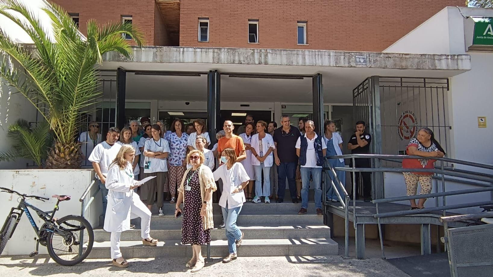 Concentración celebrada este martes en el centro de salud de San Benito de Jerez.