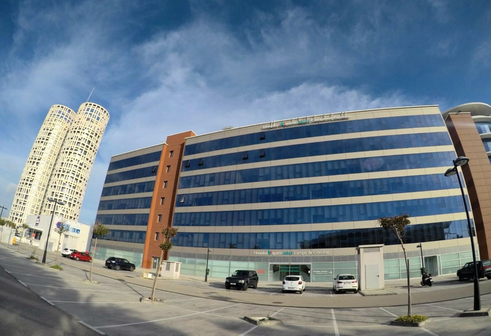 Fachada principal del Hospital Quirónsalud Campo de Gibraltar, en Los Barrios.