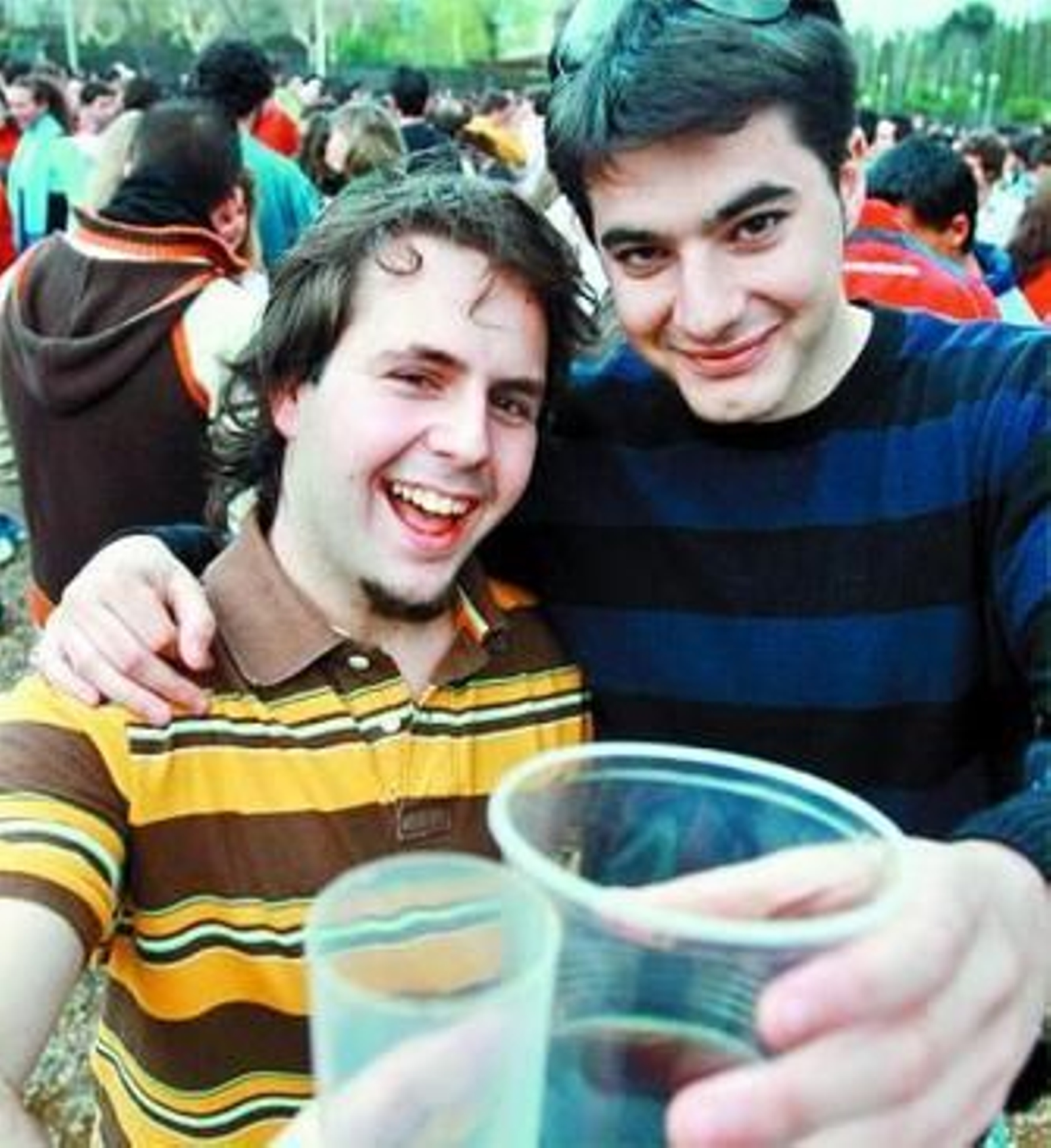 Cientos de jóvenes, ayer, durante la celebración del 'macrobotellón' en el aparcamiento de ETEA. Cientos de jóvenes, ayer, durante la celebración del 'macrobotellón' en el aparcamiento de ETEA.