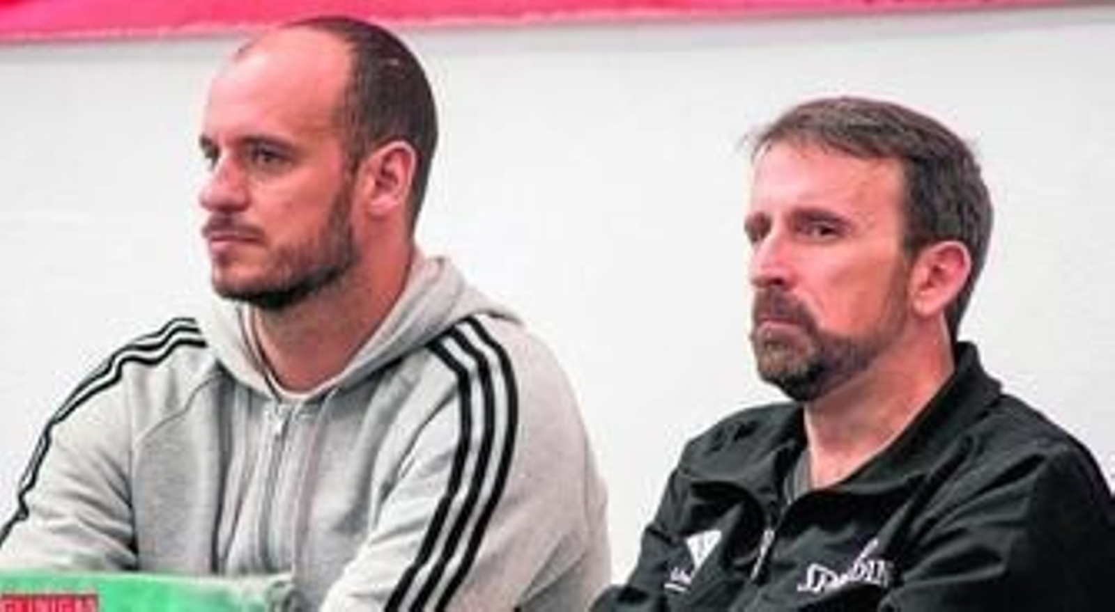 Carlos Jiménez y Joan Plaza contemplan un partido del Clínicas Rincón.