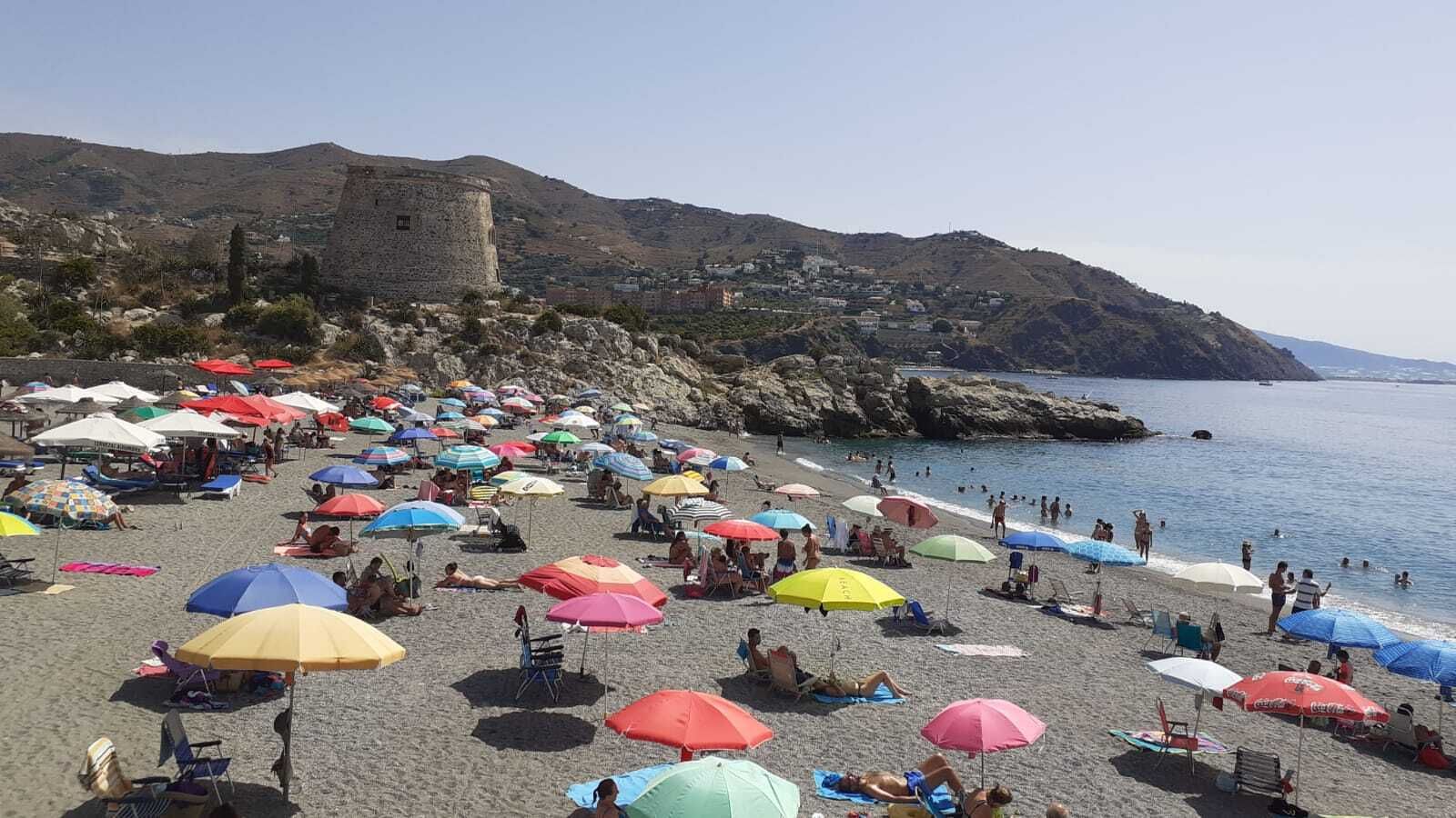 Imagen de la playa El Tesorillo llena, al mediodía de este sábado.