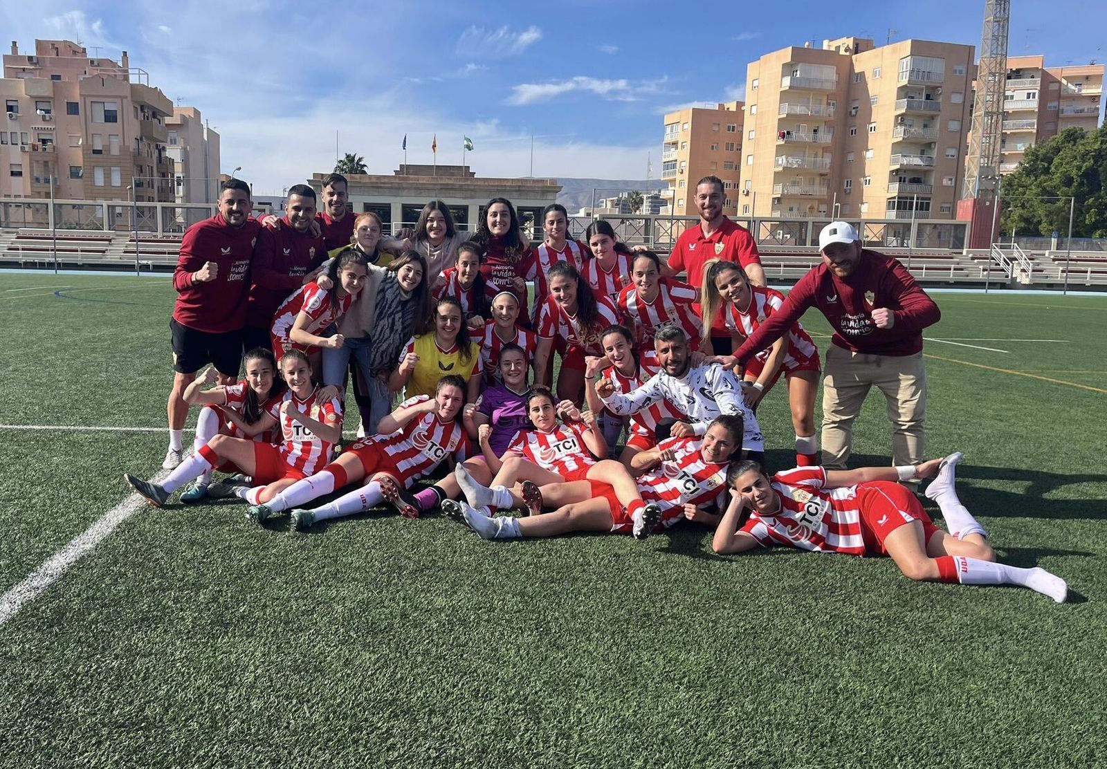 Las rojiblancas celebran su victoria frente al conjunto madrileño sobre el terreno de juego.