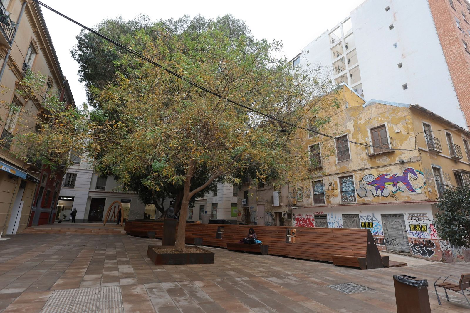 El Ayuntamiento ahora retira la bancada central.