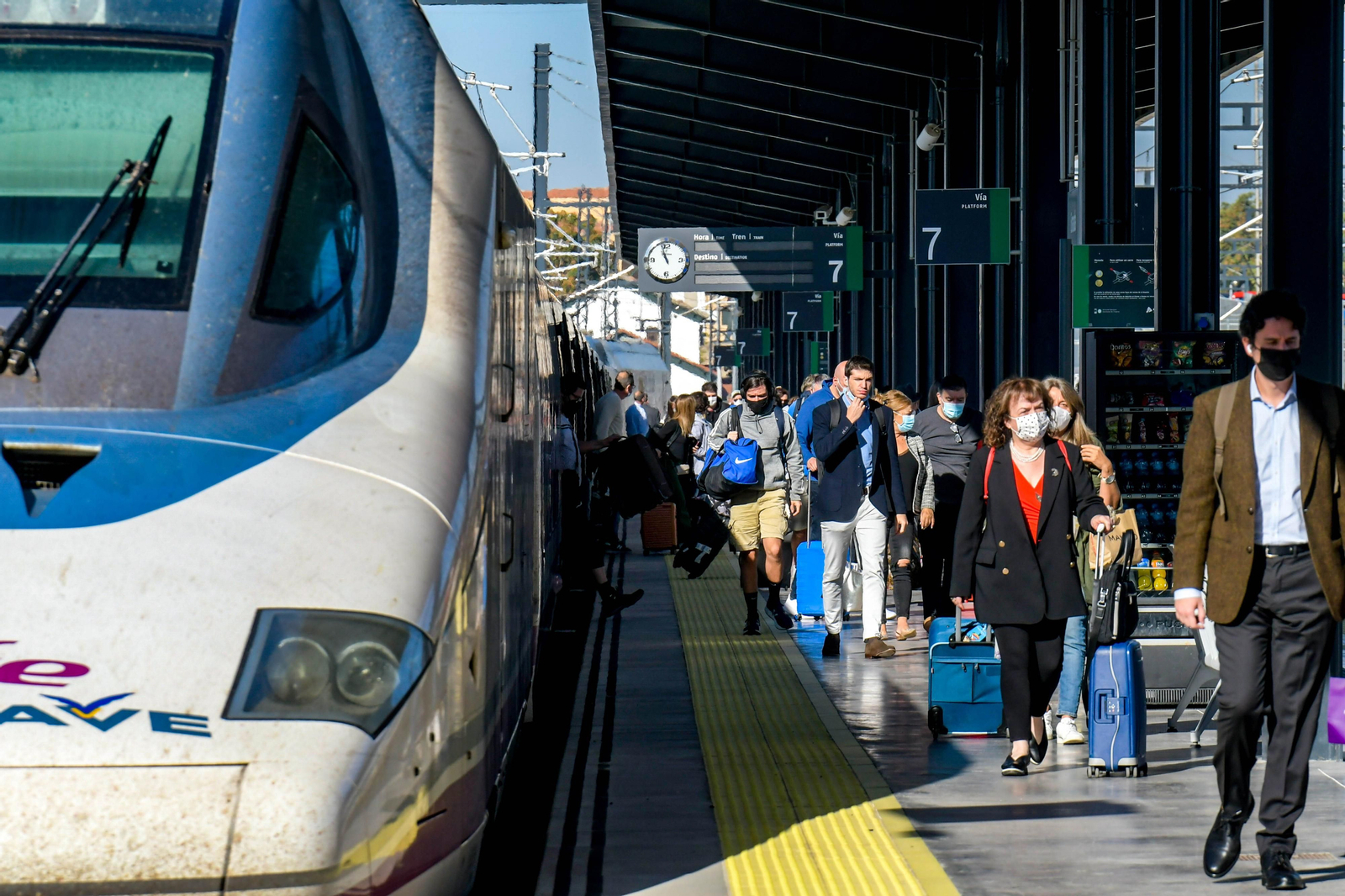 Varios pasajeros se bajan de un AVE en Granada.