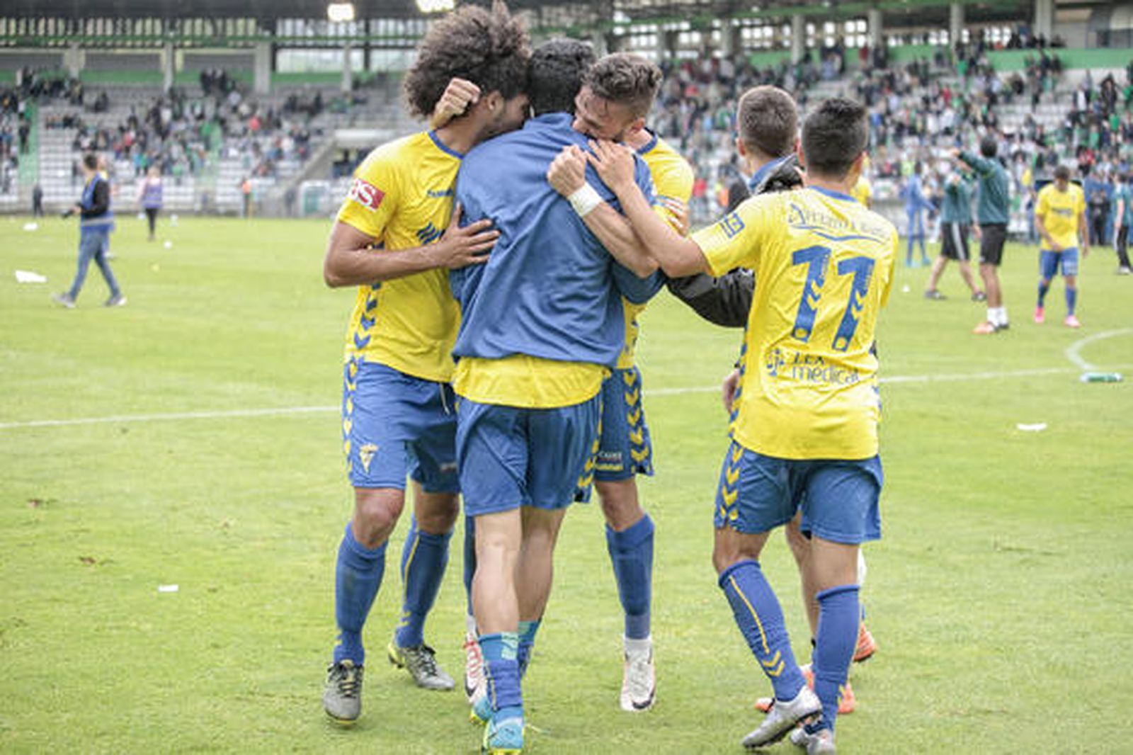 Aridane, Güiza, Lolo Plá, Salvi y Álvaro García se abrazan al finalizar el partido.

Foto: LOF