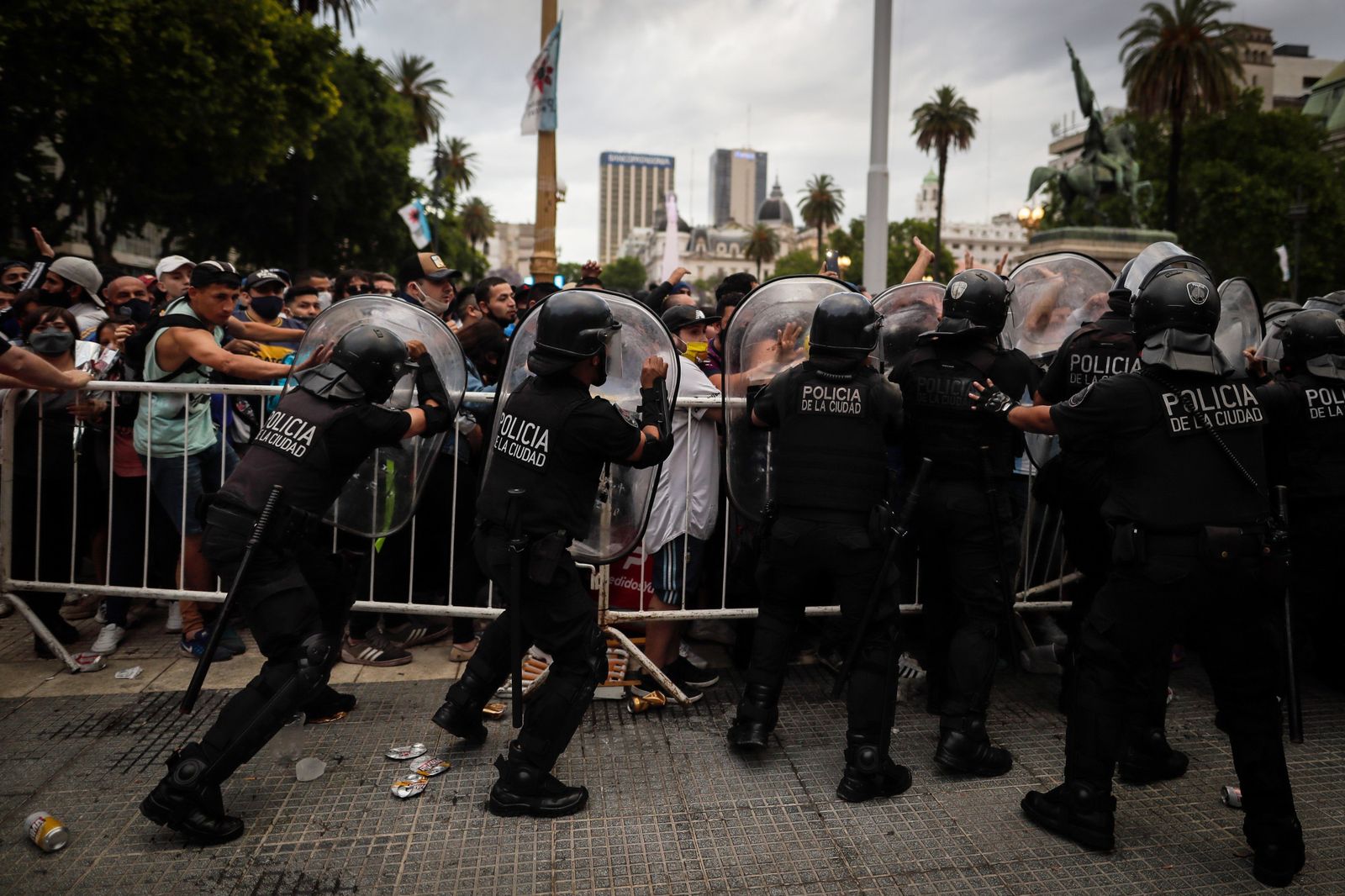Fotos de los incidentes ante la capilla ardiente de Maradona