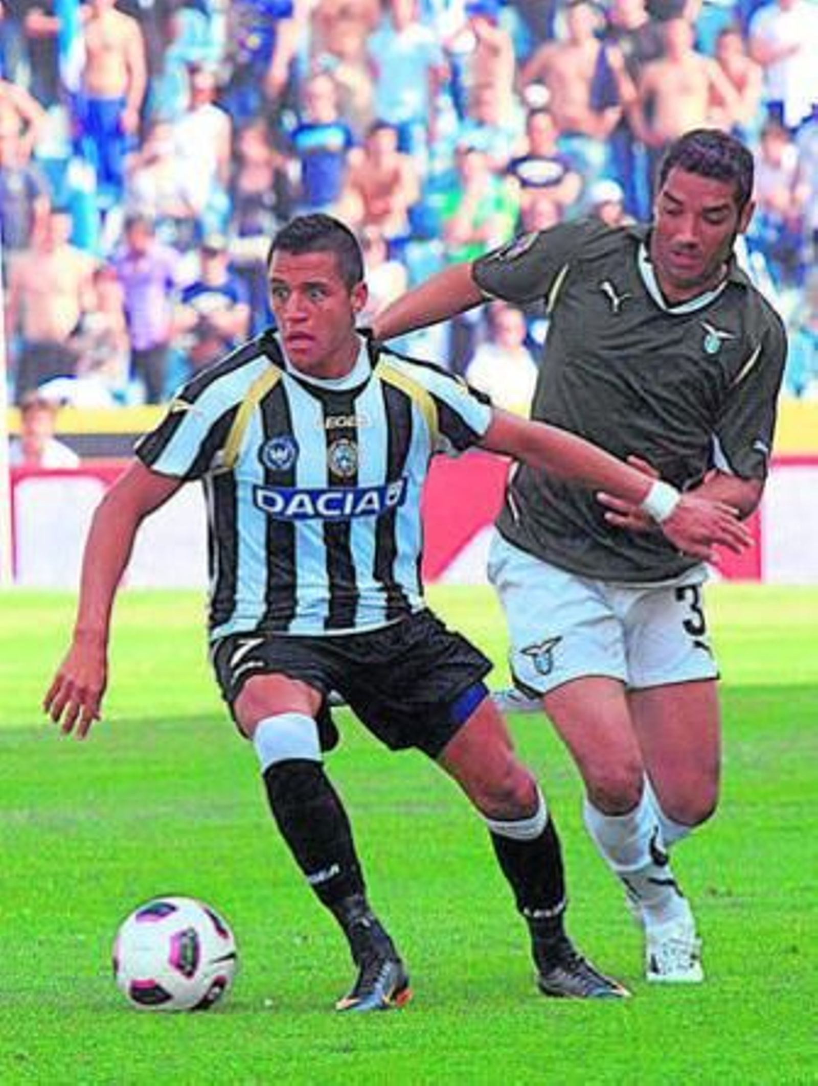 Alexis, con el balón, con la camiseta del Udinese.