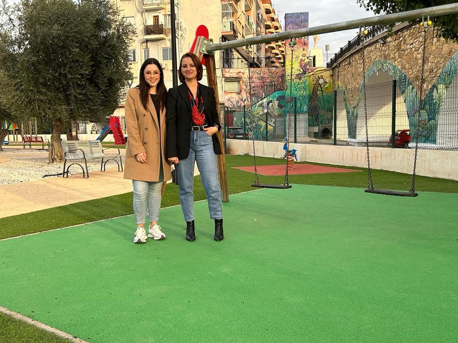 La alcaldesa junto a la concejal Lucia Gómez visitando el Parque Fofó tras las mejoras.
