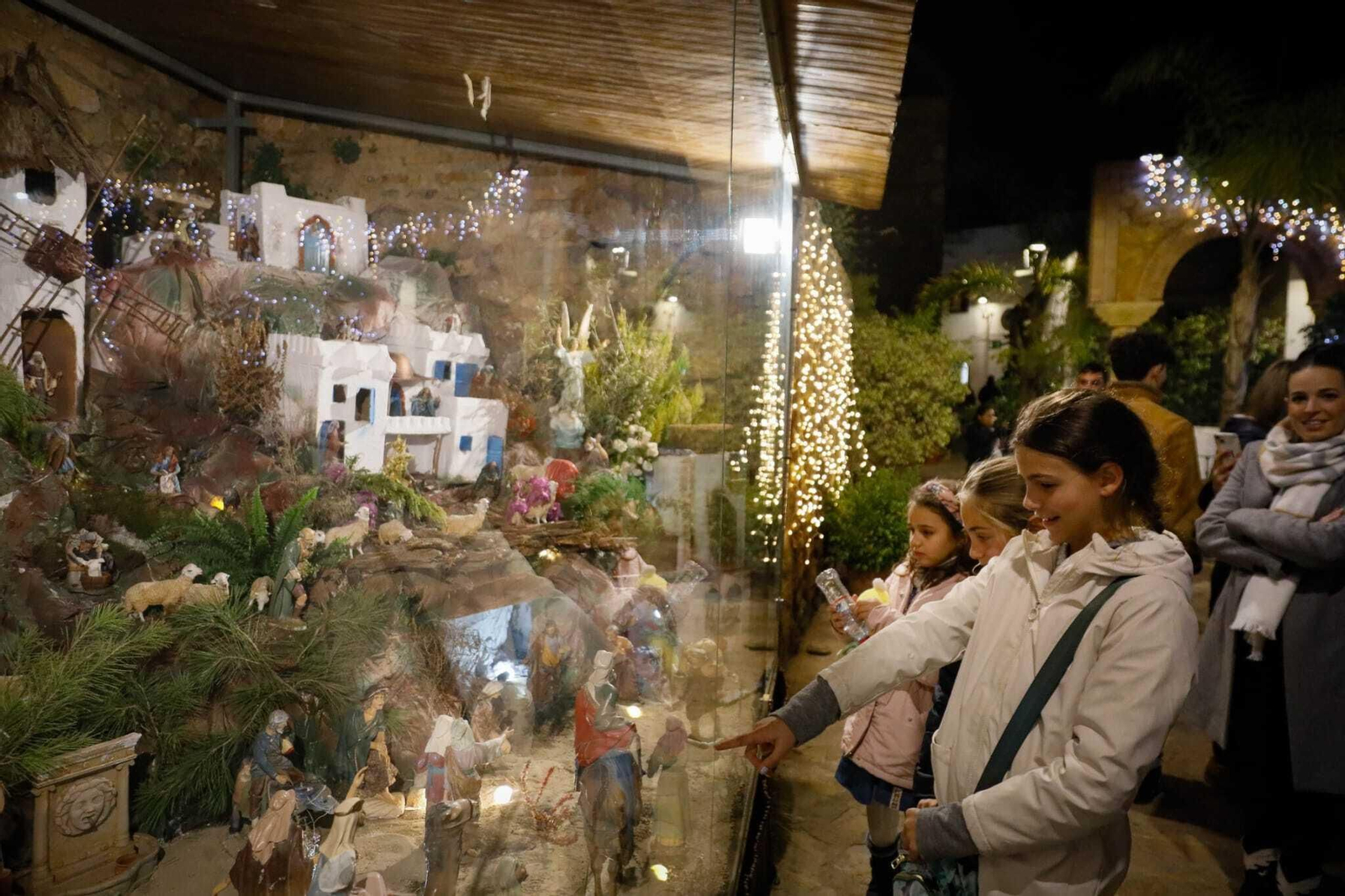 Las mejores imágenes de la iluminación navideña de Mojácar con las luces de Ferrero Rocher