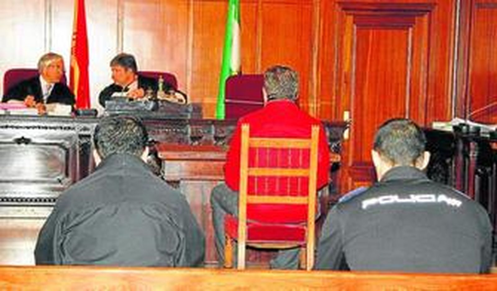 El acusado, Óscar Riquelme, ayer al inicio del juicio con jurado en la Audiencia de Sevilla.