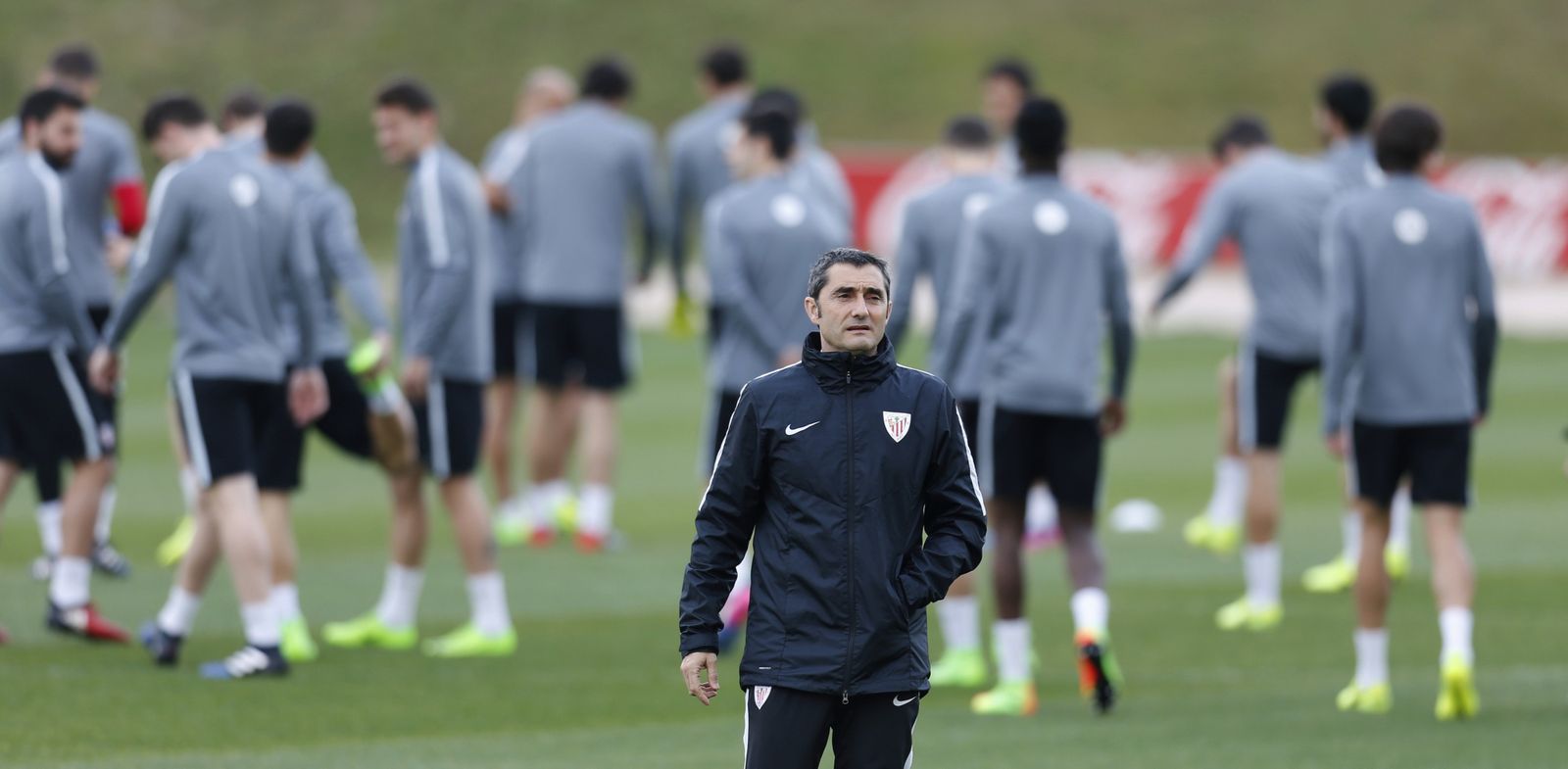 Ernesto Valverde, entrenador del Athletic Club, con su plantilla al fondo un día de trabajo en Lezama.
