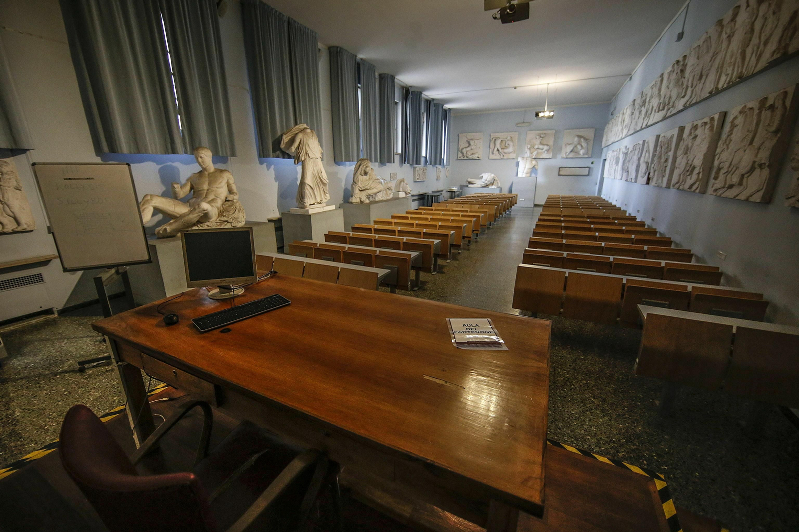 Imagen de un aula vacía de la Universidad de Roma La Sapienza