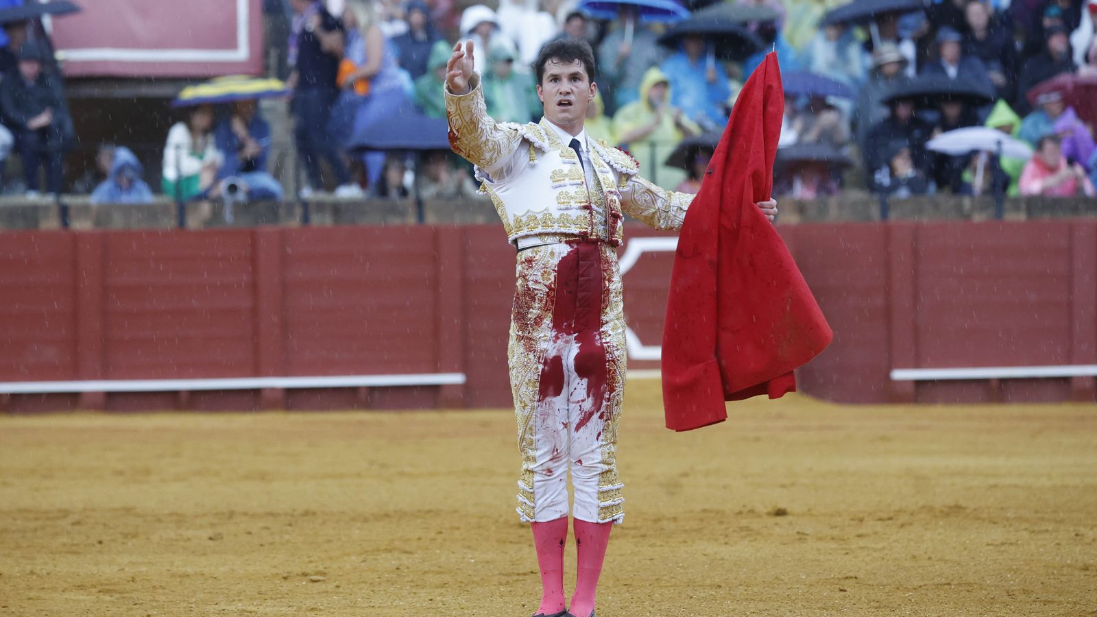 Daniel Luque se entregó al público a pesar del lote y la climatología.