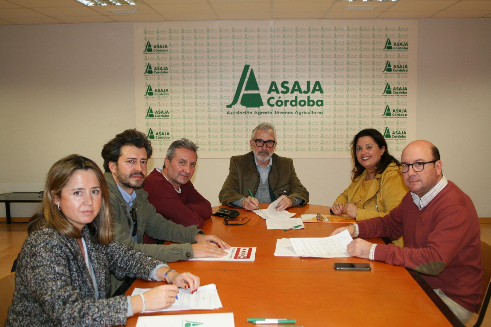 Las organizaciones agrarias y los sindicatos firman el acuerdo.