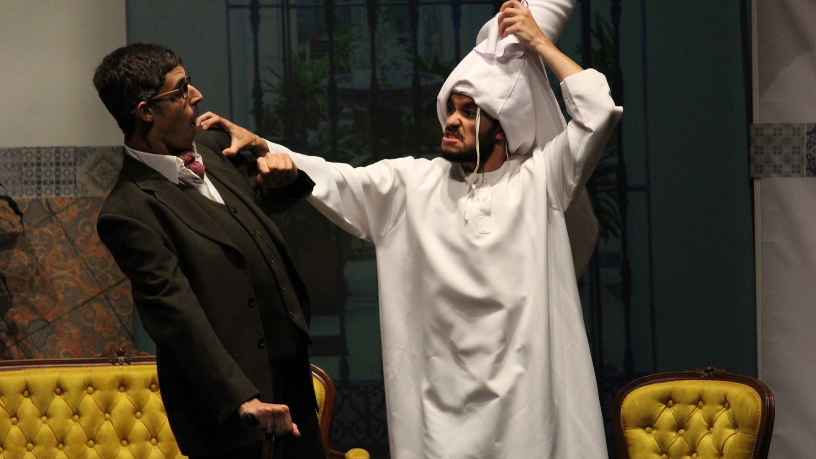 La obra cuenta con varios guiños locales.