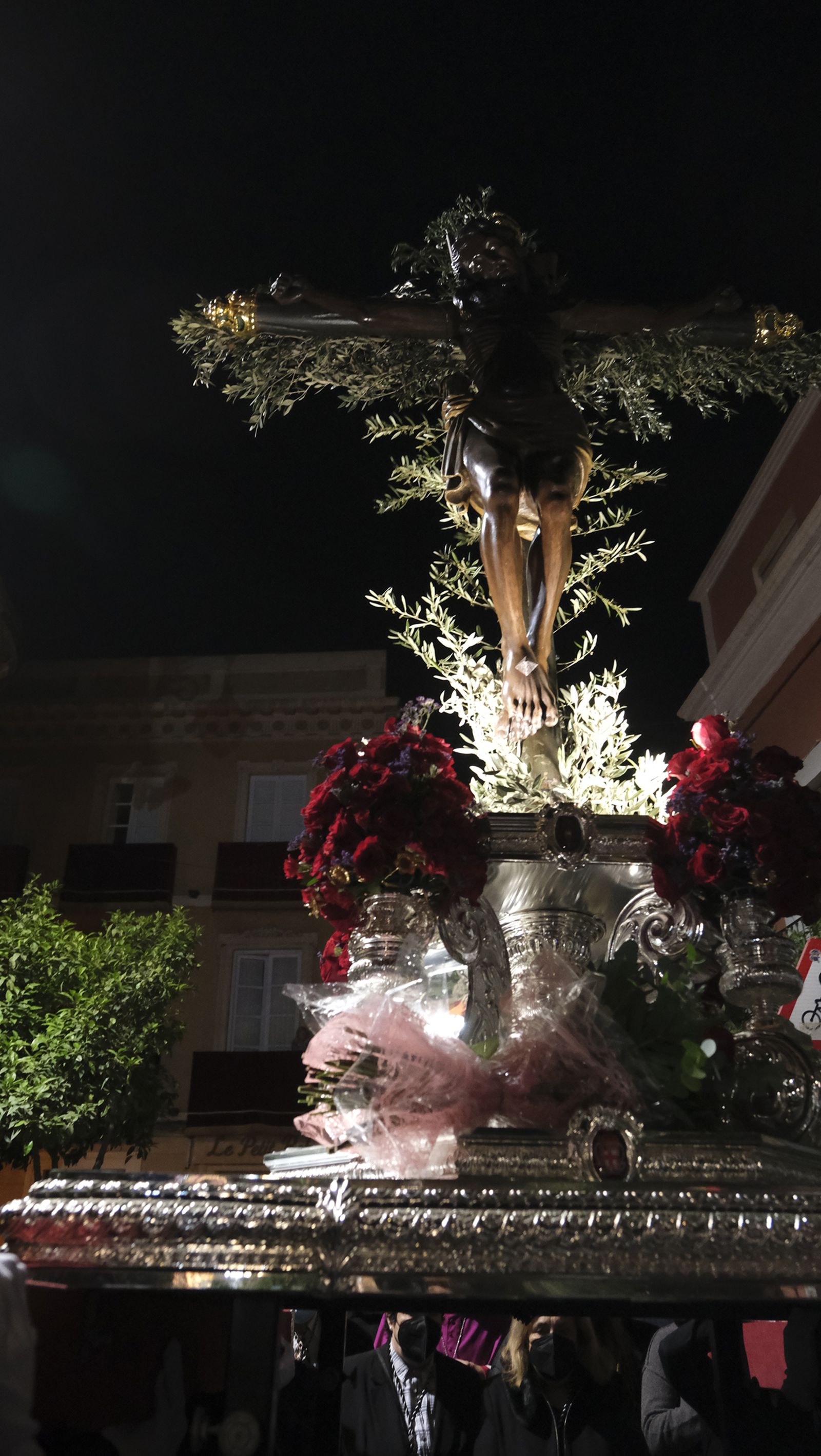 Procesión del Vía Crucis del Santo Cristo de la Escucha en Almería, en imágenes.