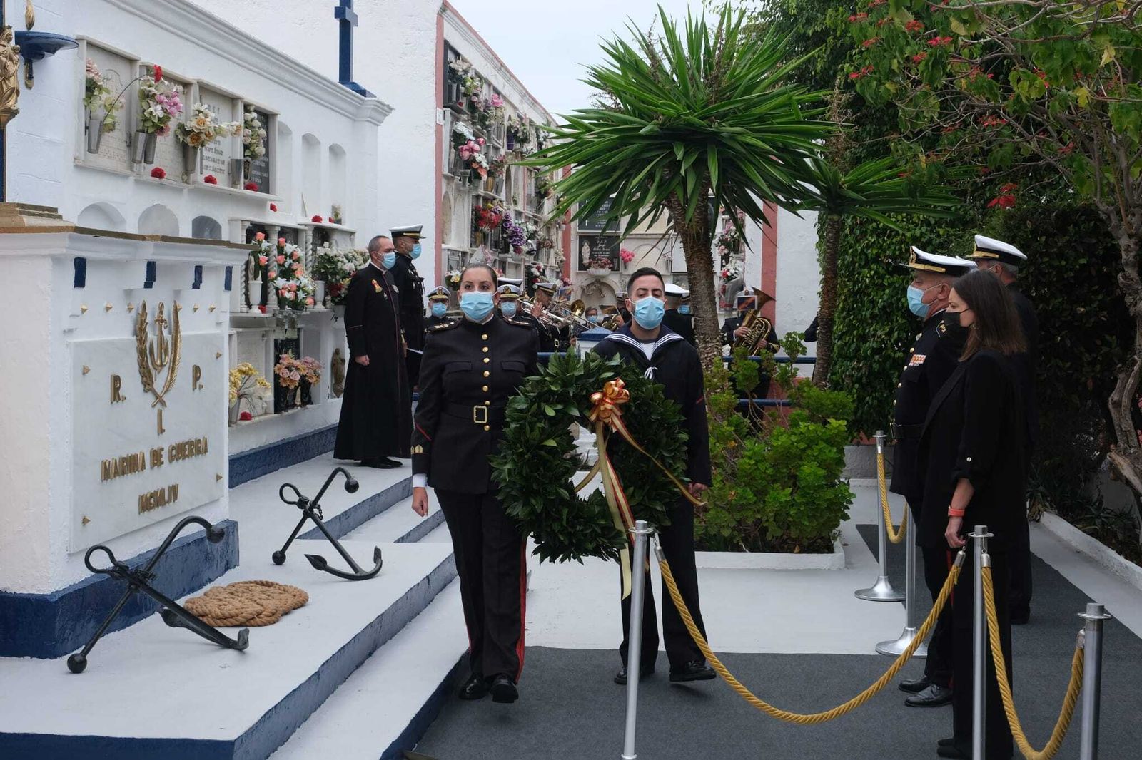 Acto de homenaje a los caídos en el cementerio de San Fernando.