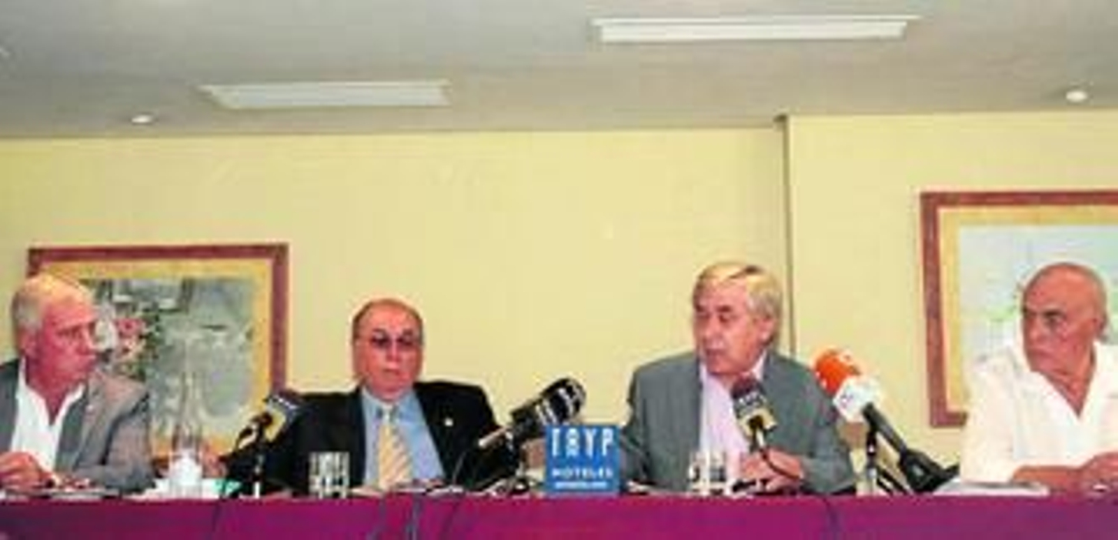 Federico González (i), Martín José García, Antonio Muñoz y Francisco Puig, en una junta de accionistas.