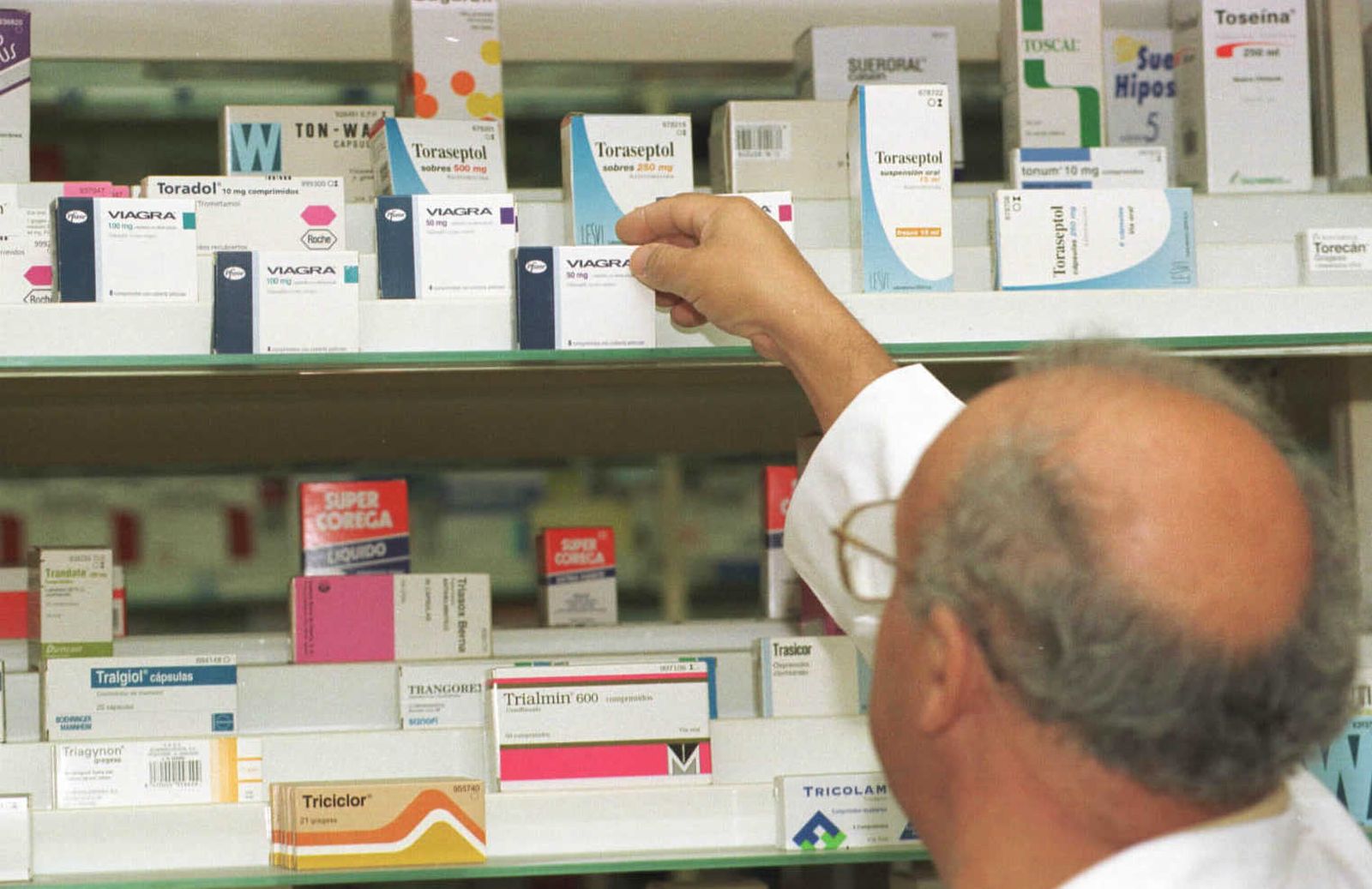 Un farmecéutico coge una caja de viagra.