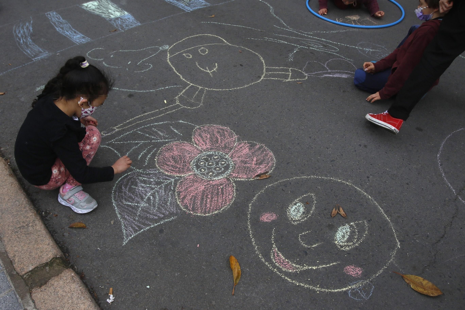 Una niña juega en un patio.