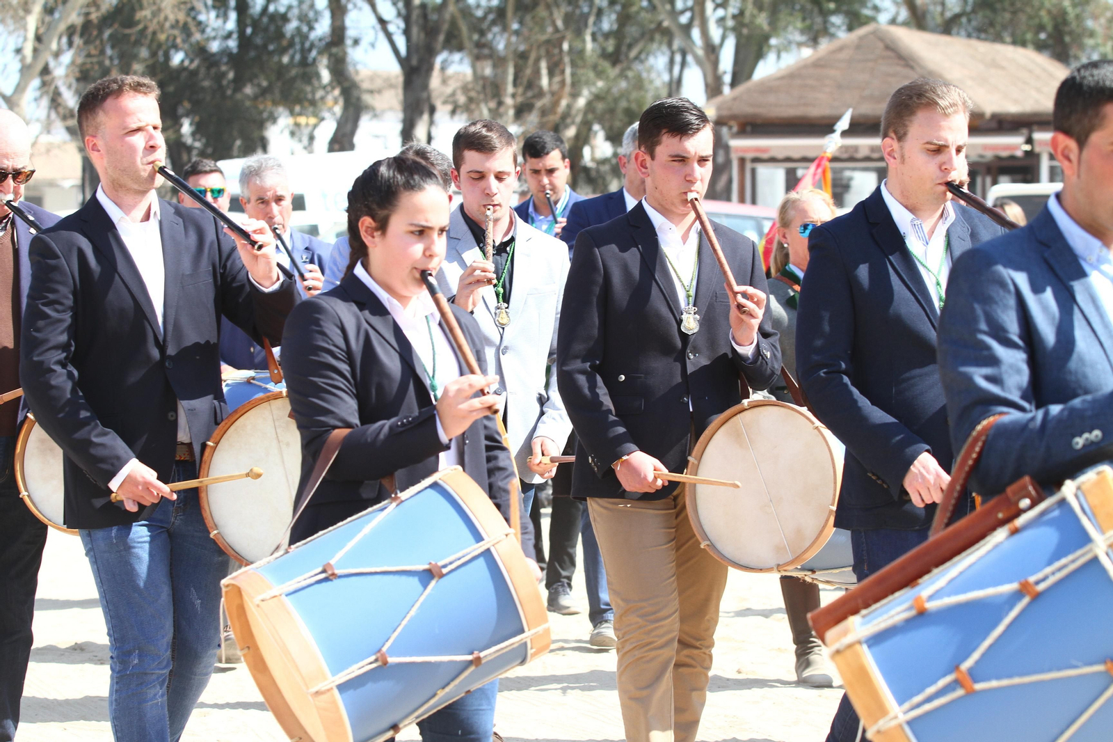 La Hermandad de Huelva se presenta ante la Virgen del Rocío en su peregrinación a la aldea almonteña