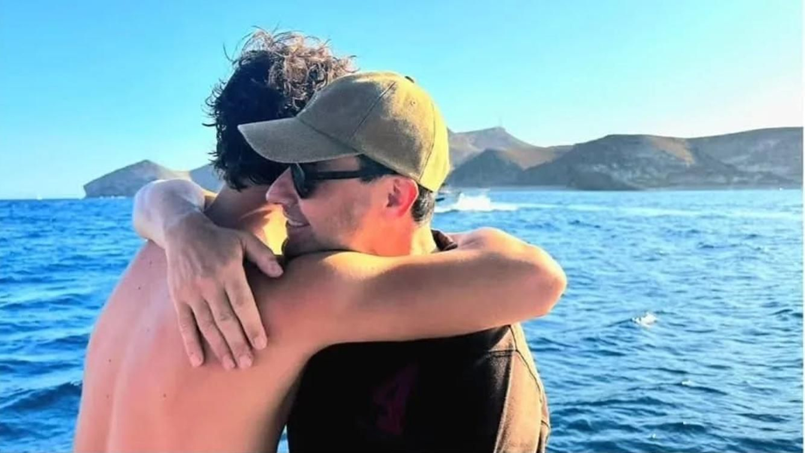 Juanma Moreno, con su hijo en Carboneras el verano pasado.