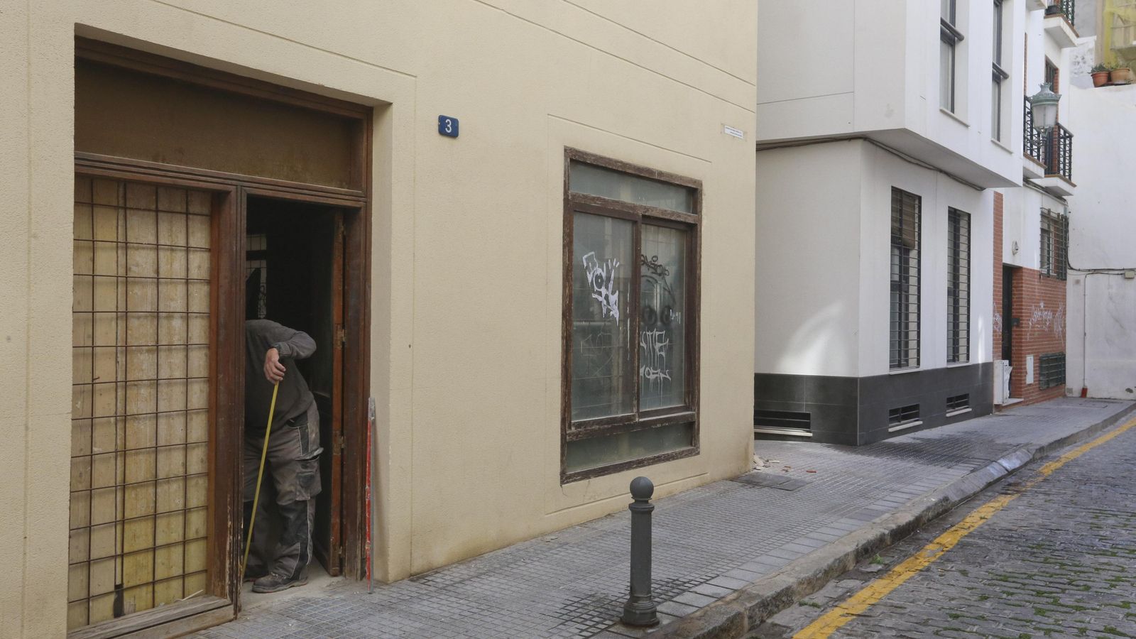 Exterior de un antiguo local comercial transformado en piso, en la zona de Cruz de Humilladero.